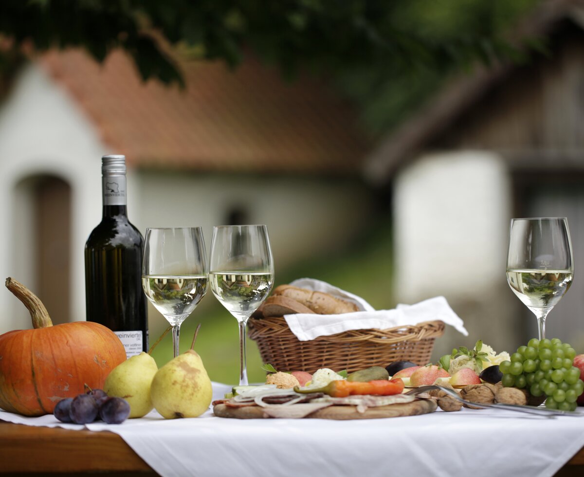 Autumnal snack | © Weinviertel Tourismus / Christine Wurnig Autumnal snack with wine, bread, bacon, cheese | © Weinviertel Tourismus / Christine Wurnig