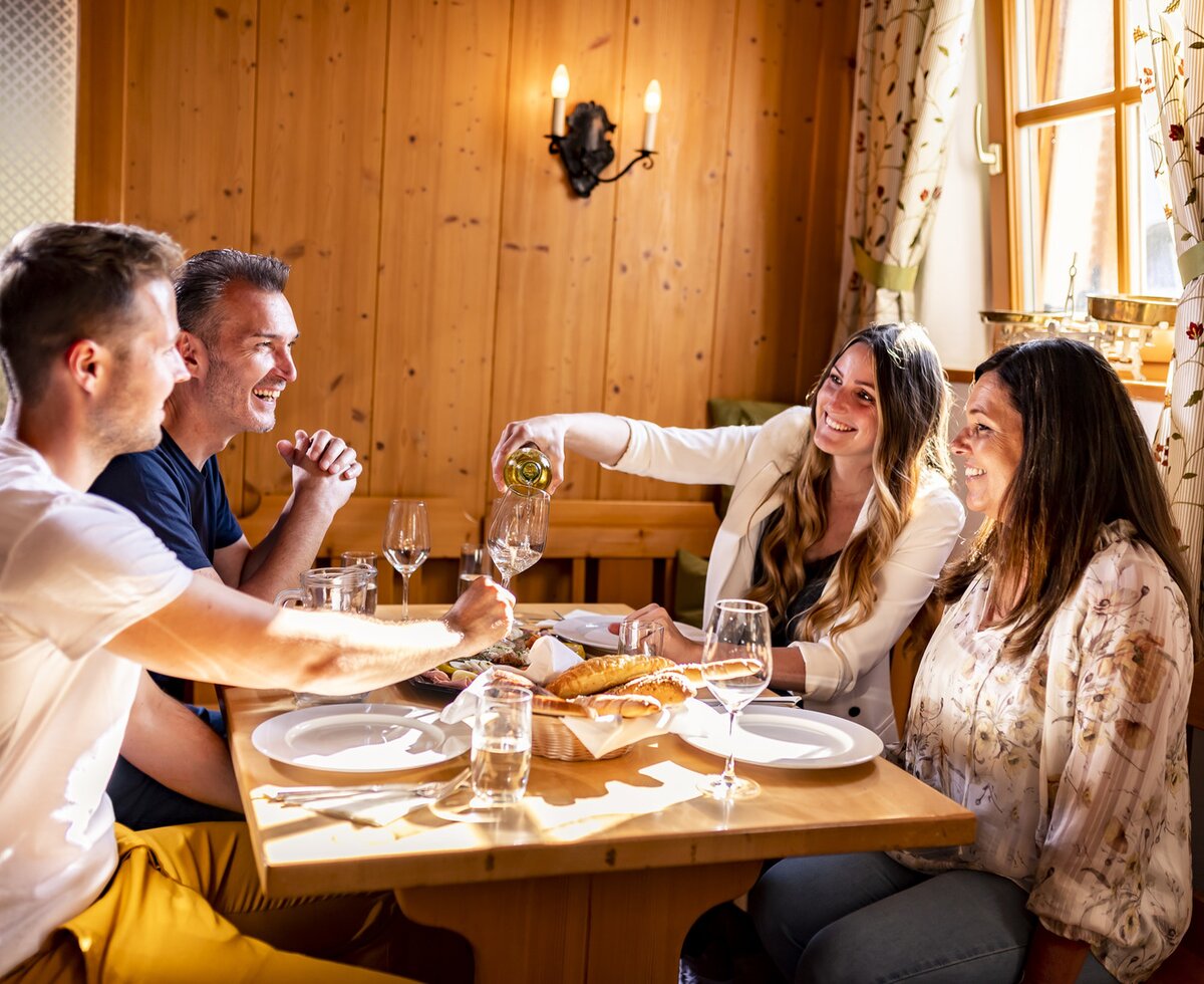 Peple at a wine tavern in the Weinviertel region | © Weinviertel Tourismus / Herbst Four people sitting at a table at a wine tavern in the Weinviertel region | © Weinviertel Tourismus / Herbst