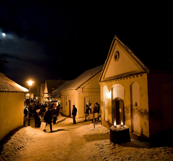 beleuchtete Kellergasse im Winter im Weinviertel | © Niederösterreich Werbung / Robert Herbst