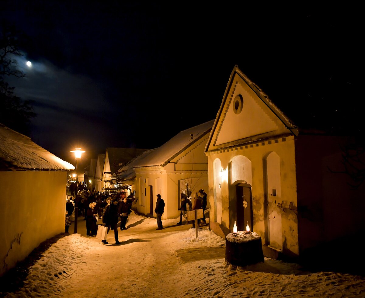 cellar alley in winter in the Weinviertel region | © Niederösterreich Werbung / Robert Herbst illuminated cellar alley in winter in the Weinviertel region | © Niederösterreich Werbung / Robert Herbst