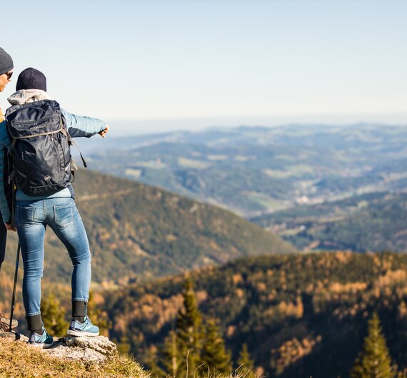 Paar beim Herbstwandern am Semmering | © Wiener Alpen / Martin Fülöp