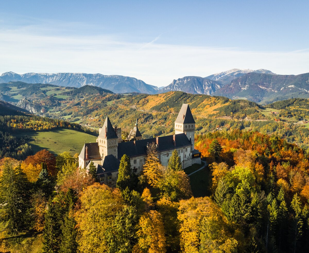 Autumn landscape with view of castle | © Wiener Alpen / Martin Fülöp