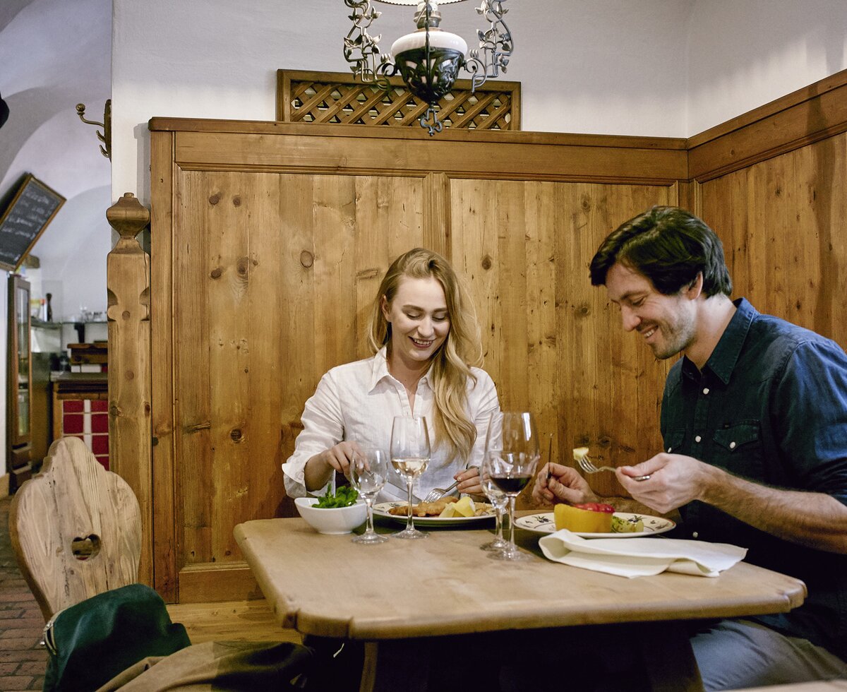 People eat at the table at Wirtshaus Xaver | © Wiener Alpen / Florian Lierzer