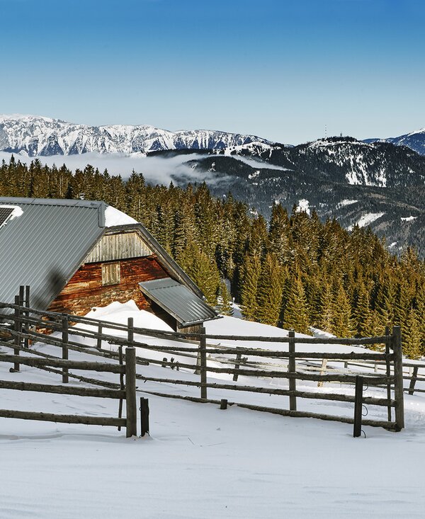 snowy winter landscape with alpine hut in Viennese Alps | © Niederösterreich Werbung / Michael Liebert