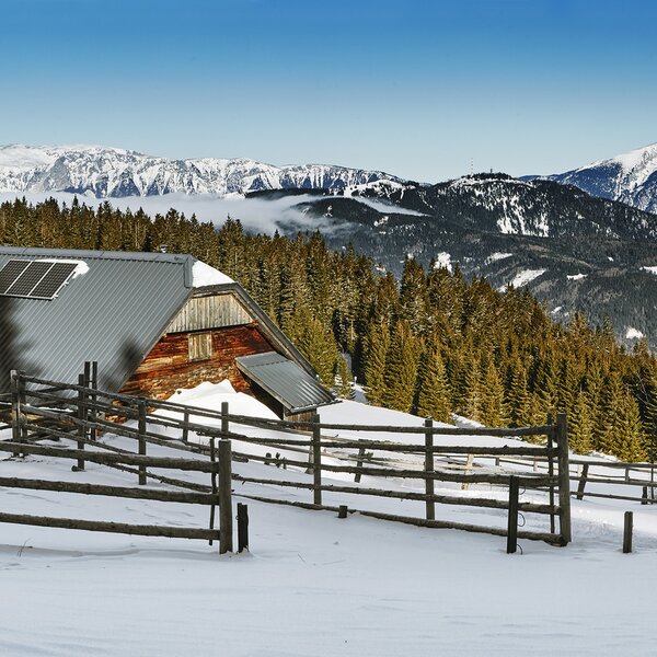 snowy winter landscape with alpine hut in Viennese Alps | © Niederösterreich Werbung / Michael Liebert