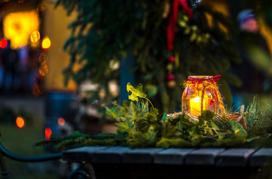 Teelicht auf einem Tischt vor dem Adventmarkt | © Wiener Alpen / Christian Kremsl