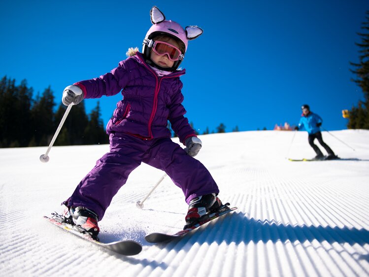 small child skiing on slope | © Wiener Alpen / Claudia Ziegler
