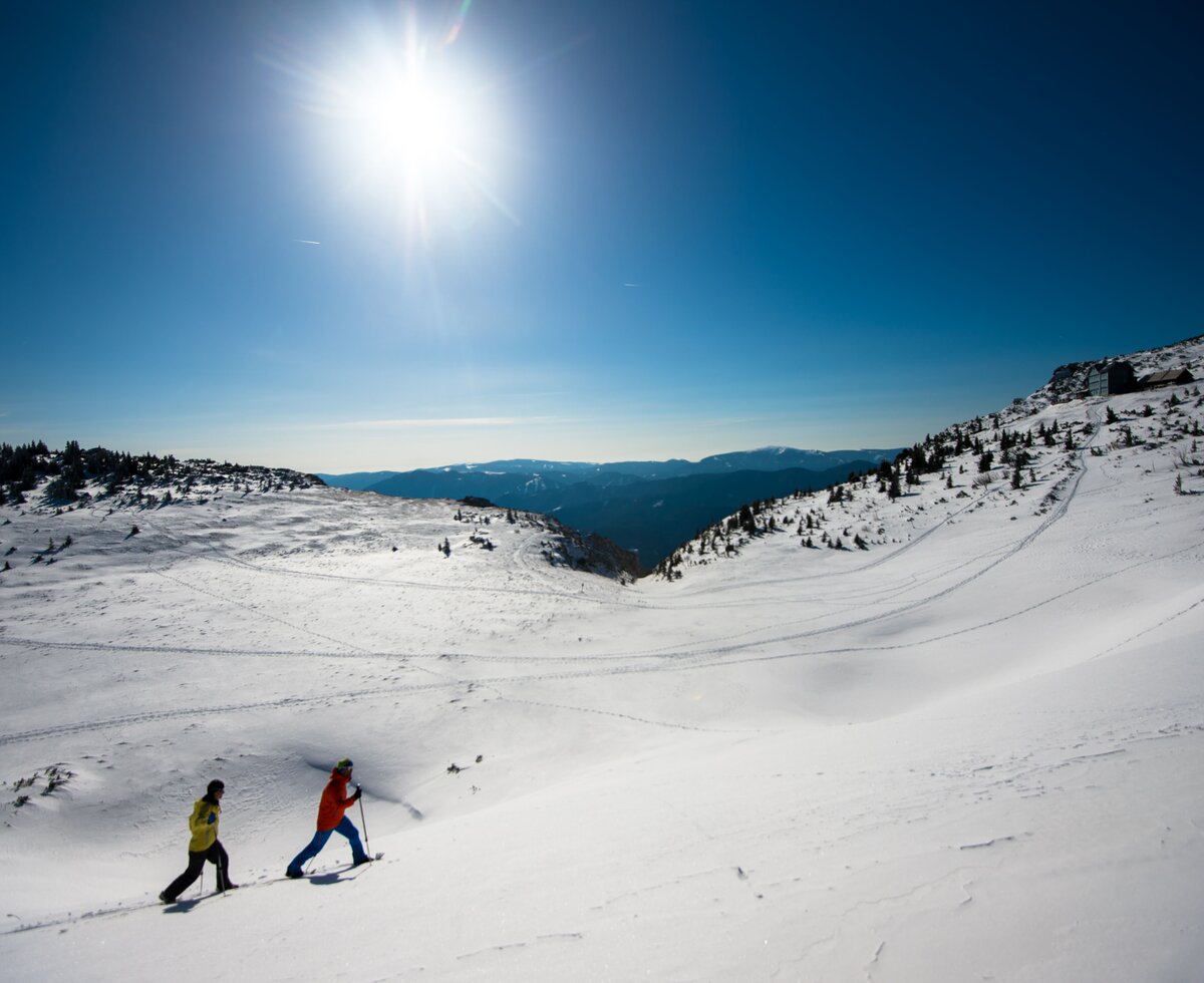 Two people make a ski tour on the Rax in beautiful sunshine | © Wiener Alpen / Claudia Ziegler