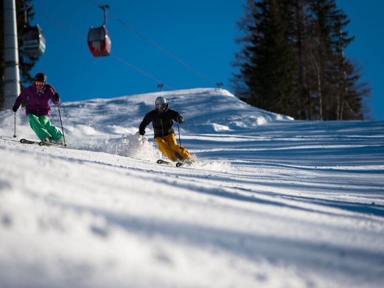Skier on slope next to gondolas at Semmering in Viennese Alps | © Wiener Alpen / Claudia Ziegler
