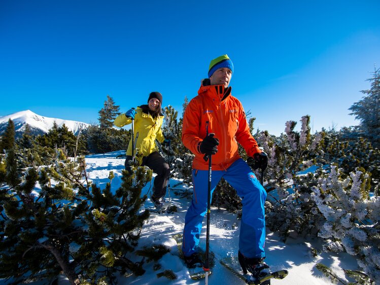 Couple snowshoeing in the Viennese Alps | © Wiener Alpen / Claudia Ziegler