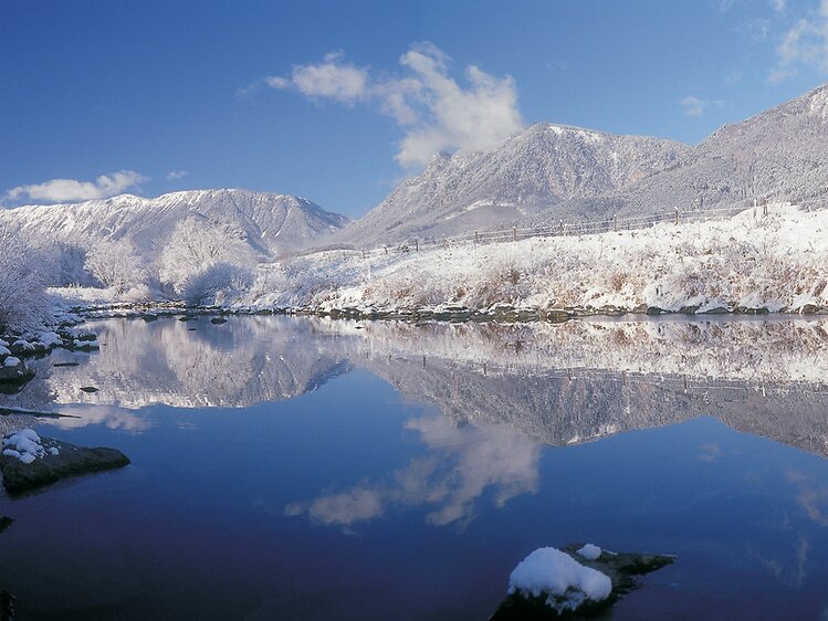 Winter landscape with river and Rax in background | © Wiener Alpen / Franz Zwickl