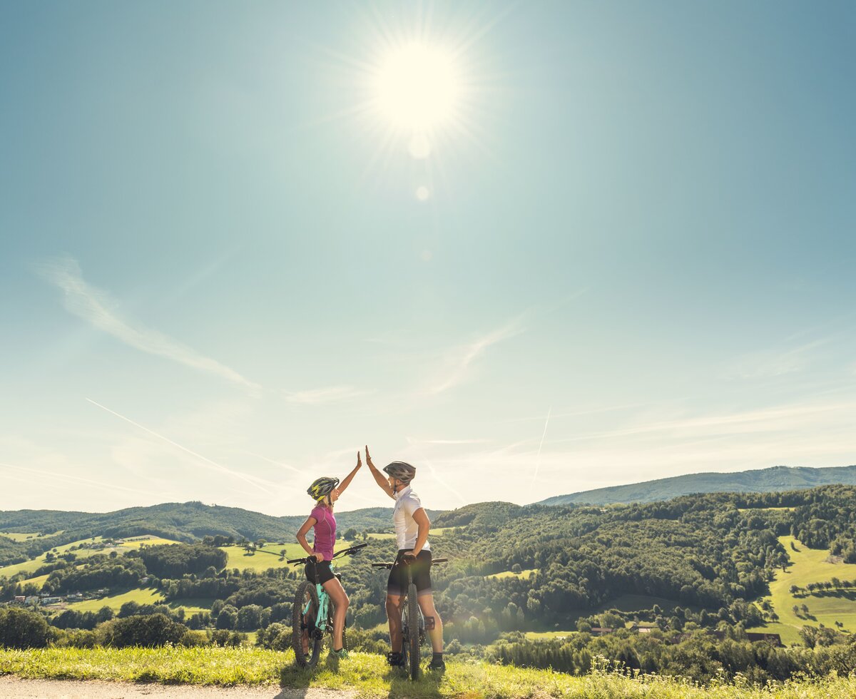 Two cyclists on a viewing platform in the Vienna Woods | © Wienerwald Tourismus / www.ishootpeople.at