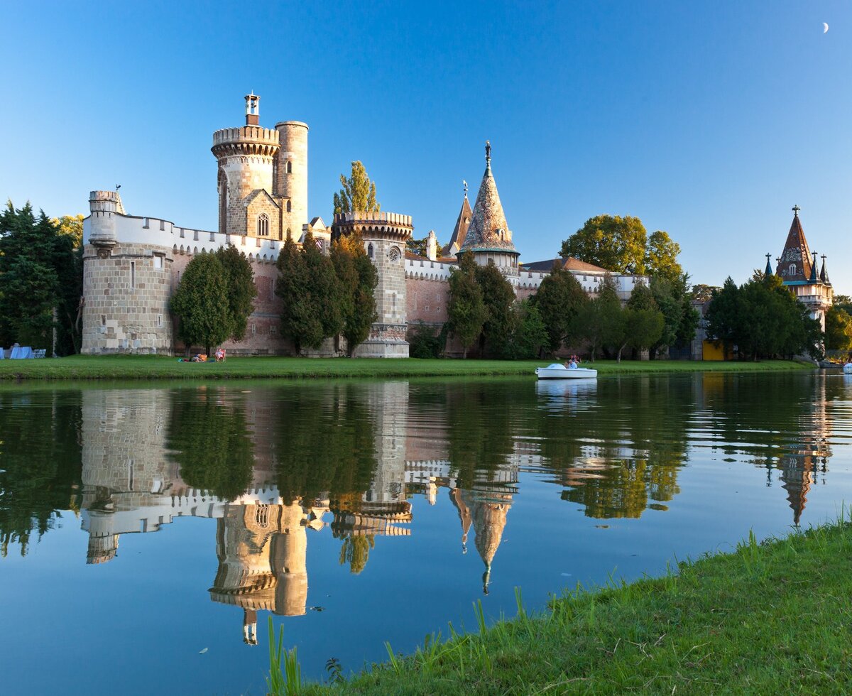 Castles in the Vienna Woods | © Wienerwald Tourismus / Alexandra Lindenthal Two castles with a pond in the Vienna Woods | © Wienerwald Tourismus / Alexandra Lindenthal