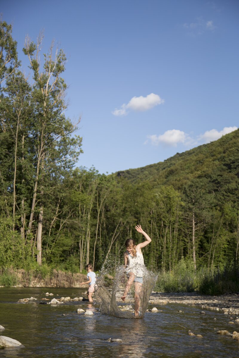 Zwei Kinder spielen im Fluss im Wienerwald | © Wienerwald Tourismus / Raimo Rumpler
