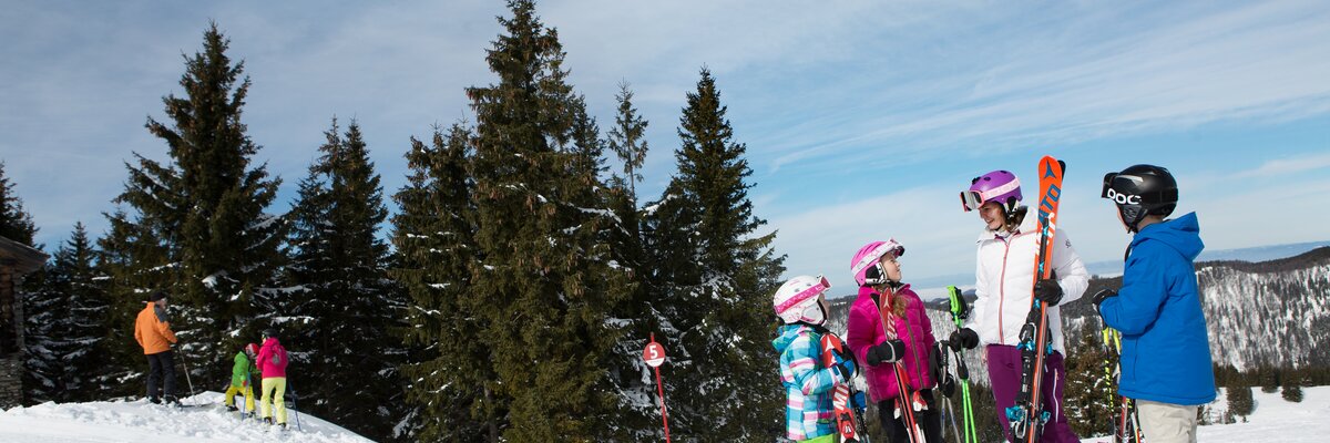 Family goes skiing on Annaberg  | © Niederösterreich Werbung / schwarz-koenig.at