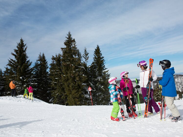 Family goes skiing on Annaberg  | © Niederösterreich Werbung / schwarz-koenig.at