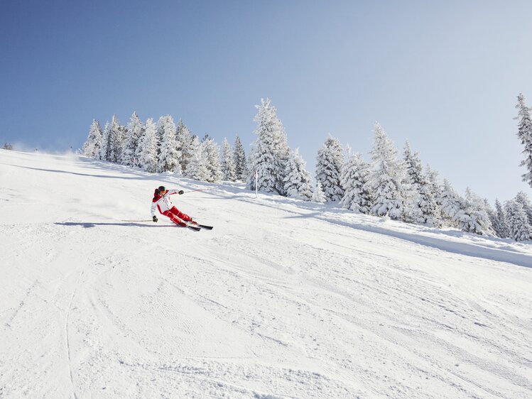 Skier drives on a slope on the Hochkar | © Niederösterreich Werbung / Andreas Jakwerth