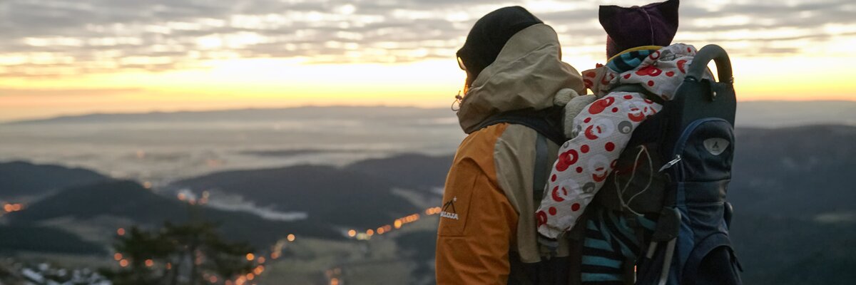 Frau mit Kind am Rücken beim Winterwandern | © Niederösterreich Werbung / Florian Lierzer