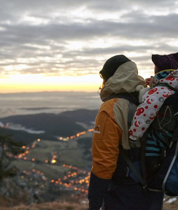 Frau mit Kind am Rücken beim Winterwandern | © Niederösterreich Werbung / Florian Lierzer
