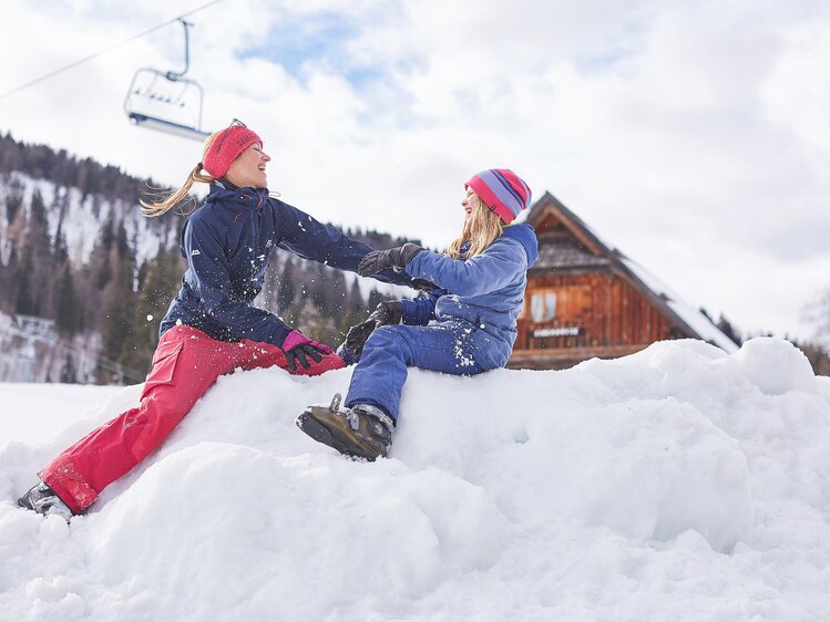 Woman and child play in the snow at the Ötscher | © Niederösterreich Werbung / Kathrin Baumann