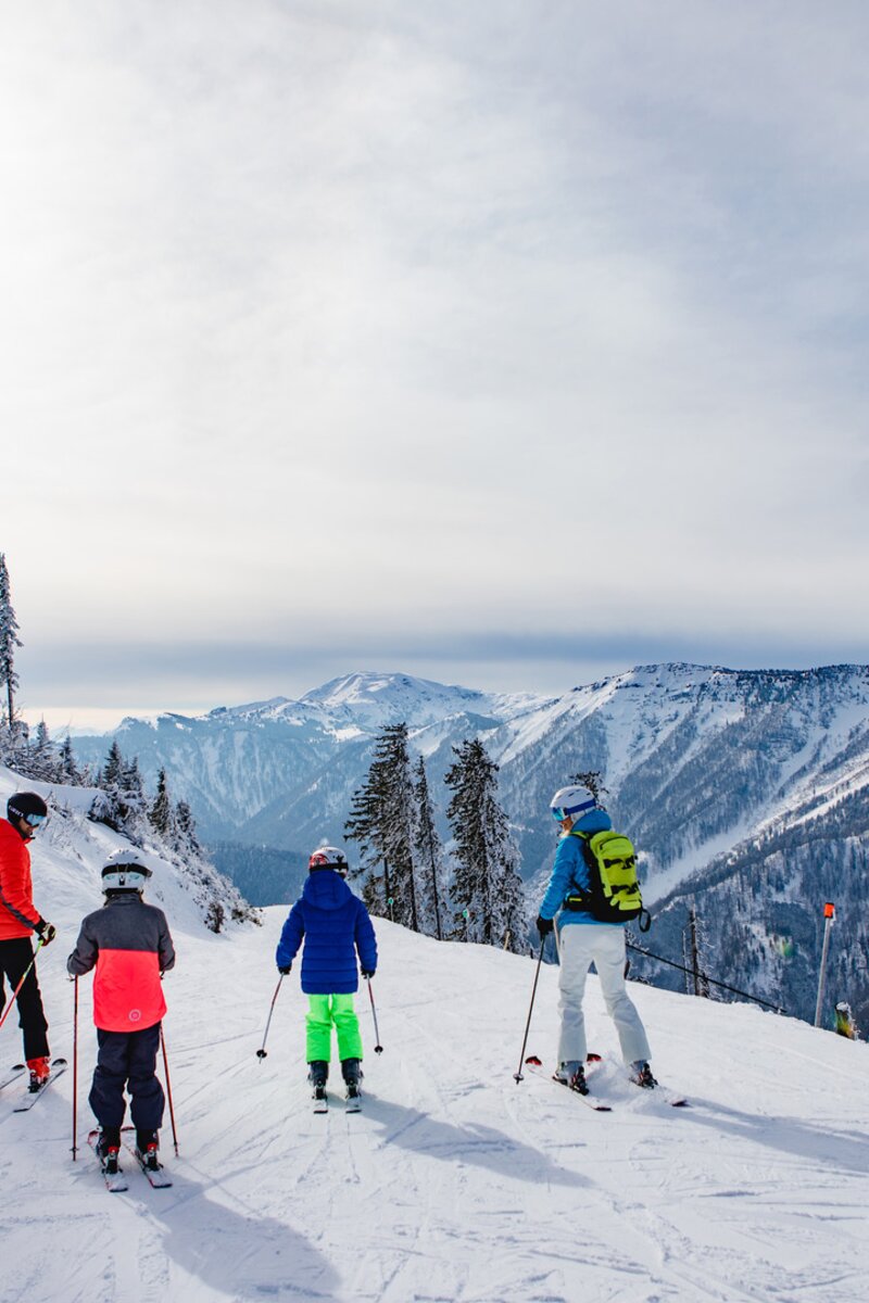 Familie fährt auf einer Piste Ski | © Niederösterreich Werbung - schwarz-koenig.at
