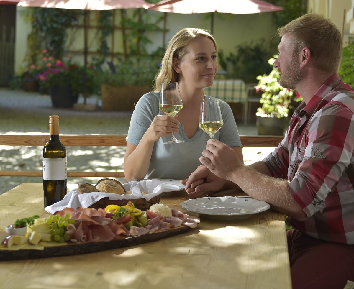 A snack is at the table at the Heuriger | © Urlaub am Winzerhof / Ralph Fischbacher A snack is at the table at the Heuriger | © Urlaub am Winzerhof / Ralph Fischbacher