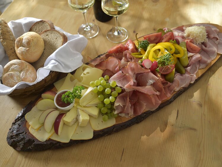 Snack at the wooden table | © Urlaub am Winzerhof / Ralph Fischbacher