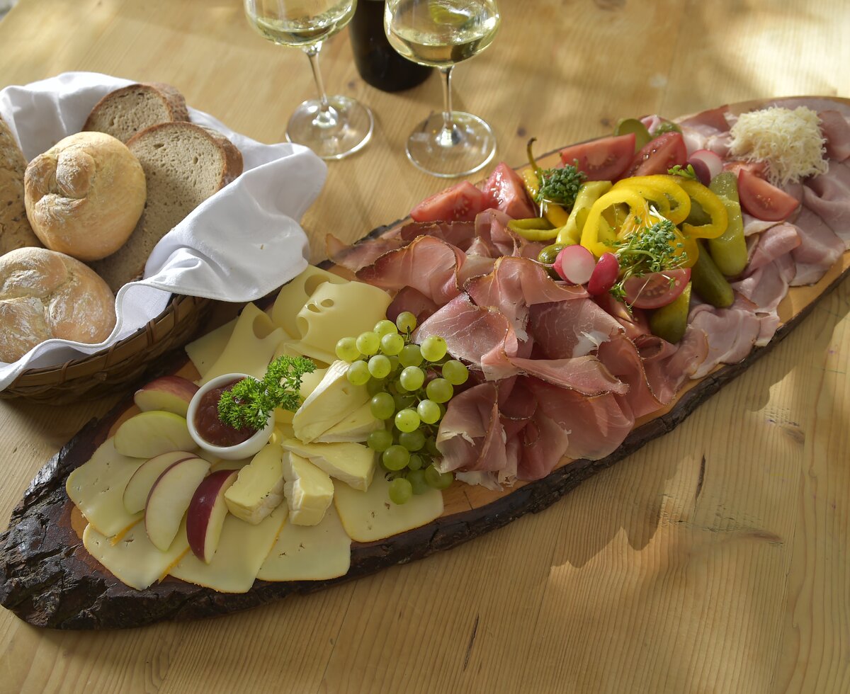 Snack at the wooden table | © Urlaub am Winzerhof / Ralph Fischbacher