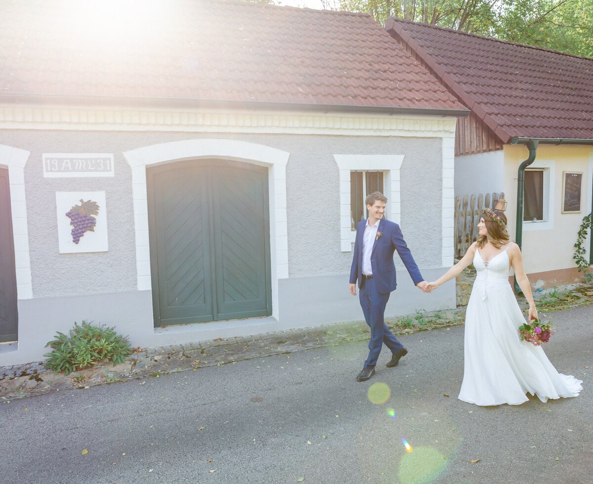 Brautpaar spaziert durch die Kellergasse | © Urlaub am Winzerhof / Marie & Michael Photography - www.marieundmichael.com Brautpaar spaziert durch die Kellergasse | © Urlaub am Winzerhof / Marie & Michael Photography - www.marieundmichael.com