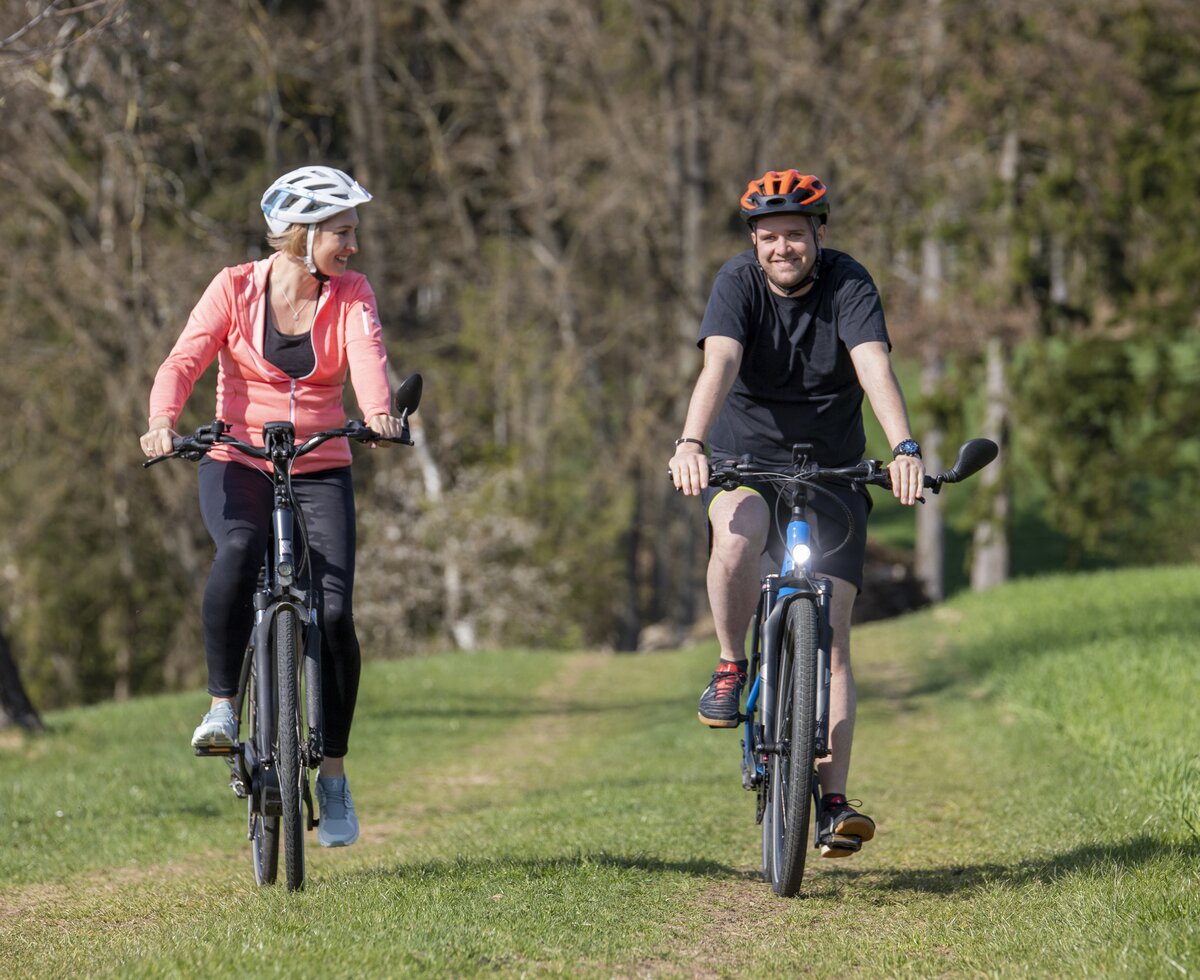 Radtour zu zweit in der Natur | © Urlaub am Bauernhof Oberösterreich / Puremotions Photography Paar fährt mit dem Rad durch die Natur | © Urlaub am Bauernhof Oberösterreich / Puremotions Photography