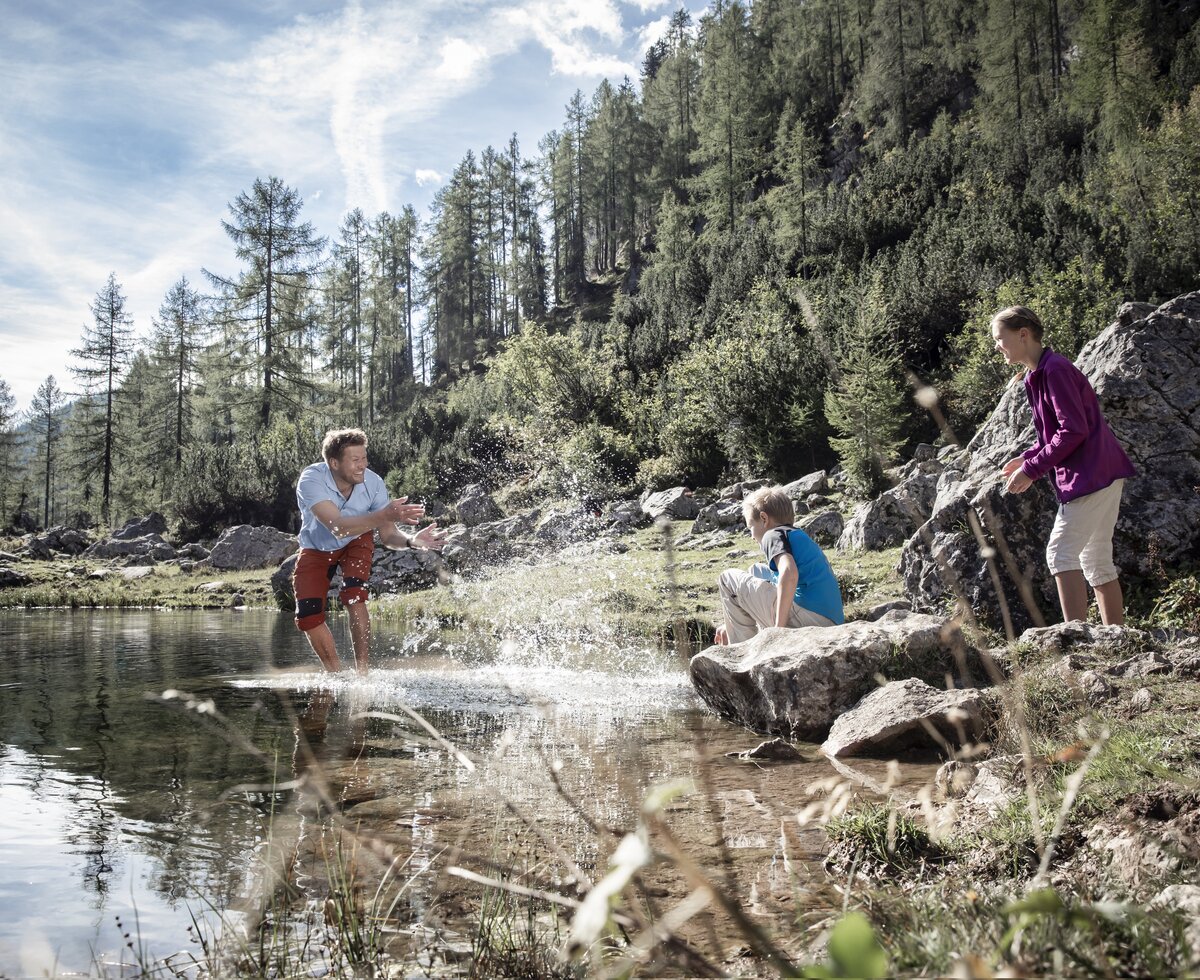 Wandergruppe macht Pause am Brunnsteinersee auf der Wurzeralm, Nationalparkregion Kalkalpen | © Oberösterreich Tourismus GmbH / Robert Josipovic