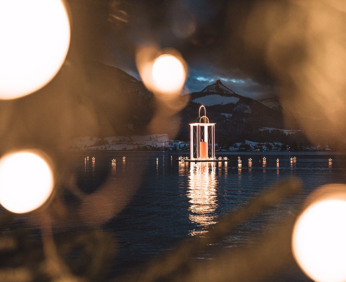 Friedenslicht-Laterne beim Wolfgangseer Advent | © Oberösterreich Tourismus GmbH / Robert Maybach Schwimmende Friedenslicht-Laterne am Wolfgangsee beim Wolfgangseer Advent, Salzkammergut | © Oberösterreich Tourismus GmbH / Robert Maybach