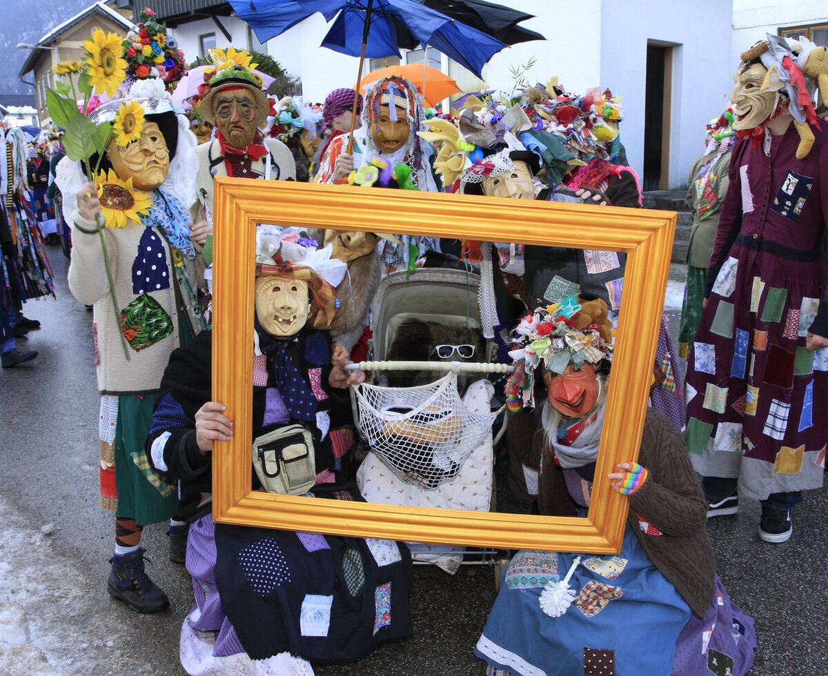 Lustig geht's zu beim Ebenseer Fetzenzug | © Tourismusverband Traunsee-Almtal / Zrnjanowitsch Verkleidete Menschen im Fasching beim Ebenseer Fetzenzug im Salzkammergut | © Tourismusverband Traunsee-Almtal / Zrnjanowitsch