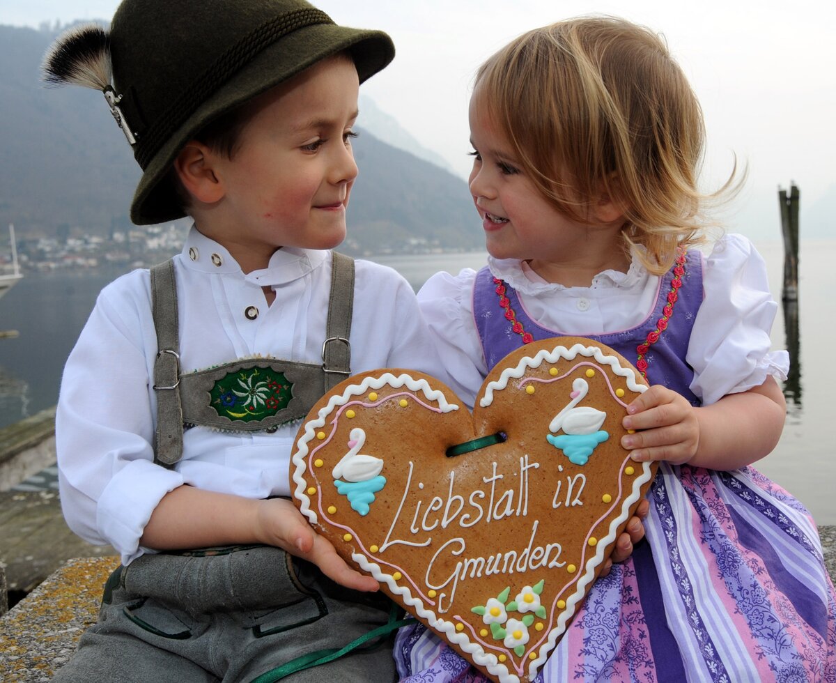 Liebstattsonntag in Gmunden | © Oberösterreich Tourismus GmbH / Klemens Fellner Kinder in Tracht mit einem Lebkuchenherz beim Liebstattsonntag in Gmunden | © Oberösterreich Tourismus GmbH / Klemens Fellner
