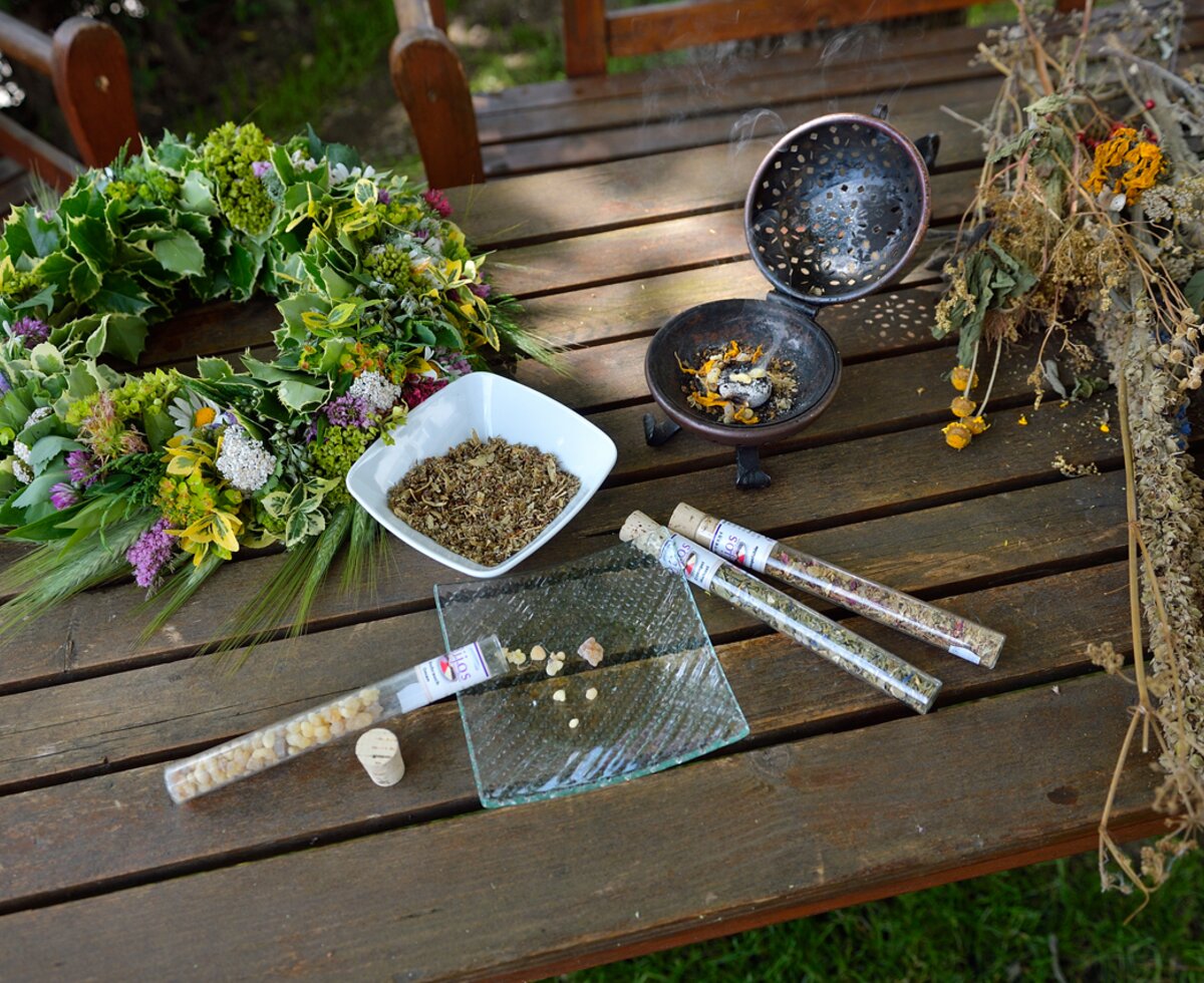 Natürliche Materialien für das Räuchern | © Urlaub am Bauernhof Oberösterreich / Ralph Fischbacher Natürliche Materialien für das Räucherritual liegen auf dem Tisch | © Urlaub am Bauernhof Oberösterreich / Ralph Fischbacher
