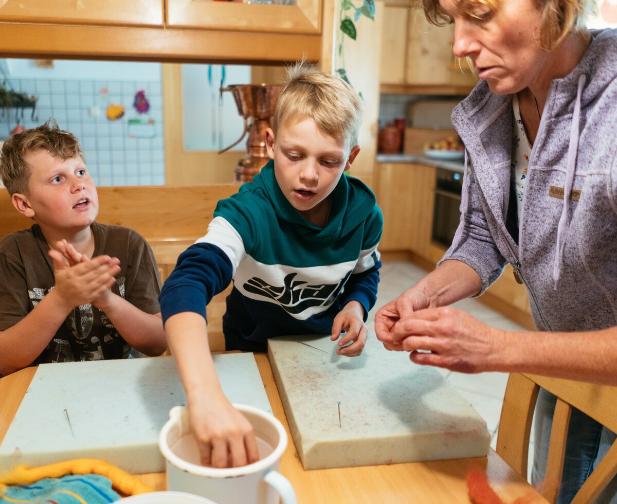 Filzen mit Kindern | © Urlaub am Bauernhof Oberösterreich / Daniel Gollner Bäuerin mit zwei Buben am Filzen | © Urlaub am Bauernhof Oberösterreich / Daniel Gollner
