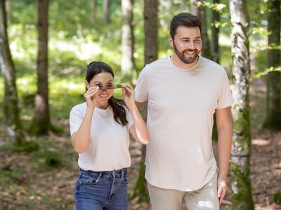 Den Wald mit anderen Augen sehen | © Urlaub am Bauernhof Oberösterreich / puremotions photography Frau geht mit einem Spiegel durch den Wald | © Urlaub am Bauernhof Oberösterreich / puremotions photography