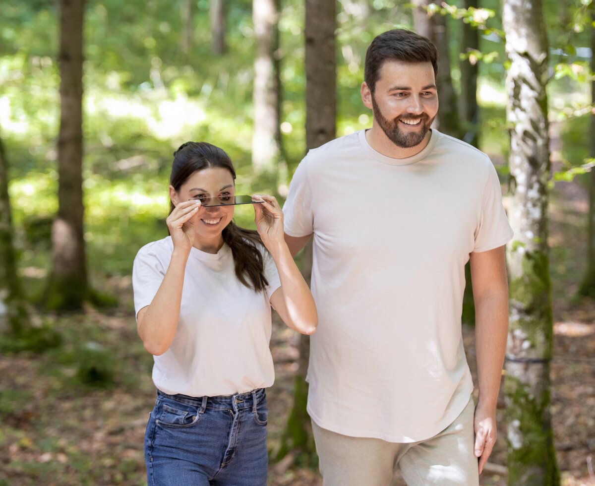 Frau geht mit einem Spiegel durch den Wald | © Urlaub am Bauernhof Oberösterreich / puremotions photography