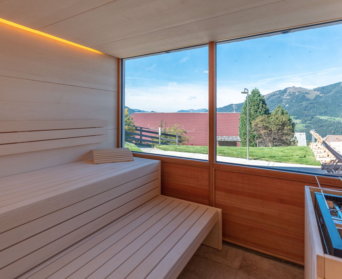 Panoramasauna mit Blick auf die Berge im Almresort Baumschlagerberg in Vorderstoder | © Urlaub am Bauernhof Oberösterreich / Nikolaus Berger