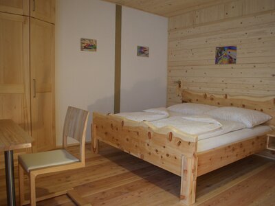 Zirbenzimmer für gesunden Schlaf im Ferienhaus Schwarzenbach | © Urlaub am Bauernhof Oberösterreich / Anna Schmeißl Zirbenbett im Vollholz-Schlafzimmer im Ferienhaus Schwarzenbach in Steinbach/Ziehberg | © Urlaub am Bauernhof Oberösterreich / Anna Schmeißl