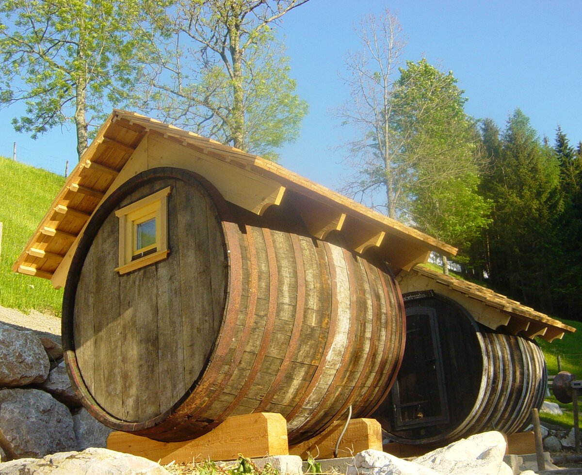 Schlafen im Holzfass am Singerskogel | © Urlaub am Bauernhof Oberösterreich / Andrea und Josef Kreutzhuber Zwei Holzfässer als Übernachtungsmöglichkeit am Singerskogel in Spital/Pyhrn | © Urlaub am Bauernhof Oberösterreich / Andrea und Josef Kreutzhuber