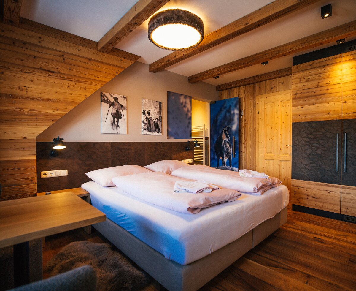 Komfortzimmer im Almresort Baumschlagerberg | © Urlaub am Bauernhof Oberösterreich / Nikolaus Berger Komfortzimmer mit viel Holz im Almresort Baumschlagerberg in Vorderstoder | © Urlaub am Bauernhof Oberösterreich / Nikolaus Berger
