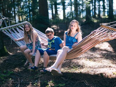 In der Hängematte im Wald | © Urlaub am Bauernhof Oberösterreich / Daniel Gollner Kinder liegen in der Hängematte im Wald | © Urlaub am Bauernhof Oberösterreich / Daniel Gollner