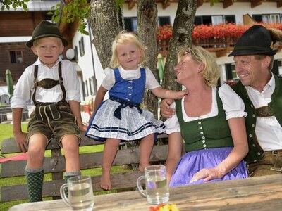 Familie in Tracht | © Urlaub am Bauernhof Oberösterreich / Ralph Fischbacher Familie in Tracht sitzt auf der Terrasse | © Urlaub am Bauernhof Oberösterreich / Ralph Fischbacher