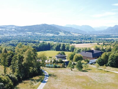 Malerischer Blick auf den von Wiesen und Wäldern umgebenen Bio-Bauernhof mit dem gemütlichen Appartement im oberösterreichischen Alpenvorland. | © Urlaub am Bauernhof Oberöstereich/Fehringerhof