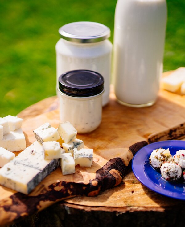 Präsentation von selbstgemachten Schafmilch-Produkten auf der Wiese | © Urlaub am Bauernhof Oberösterreich / Daniel Gollner
