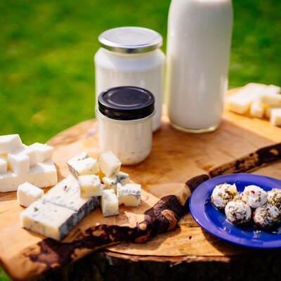 Präsentation von selbstgemachten Schafmilch-Produkten auf der Wiese | © Urlaub am Bauernhof Oberösterreich / Daniel Gollner