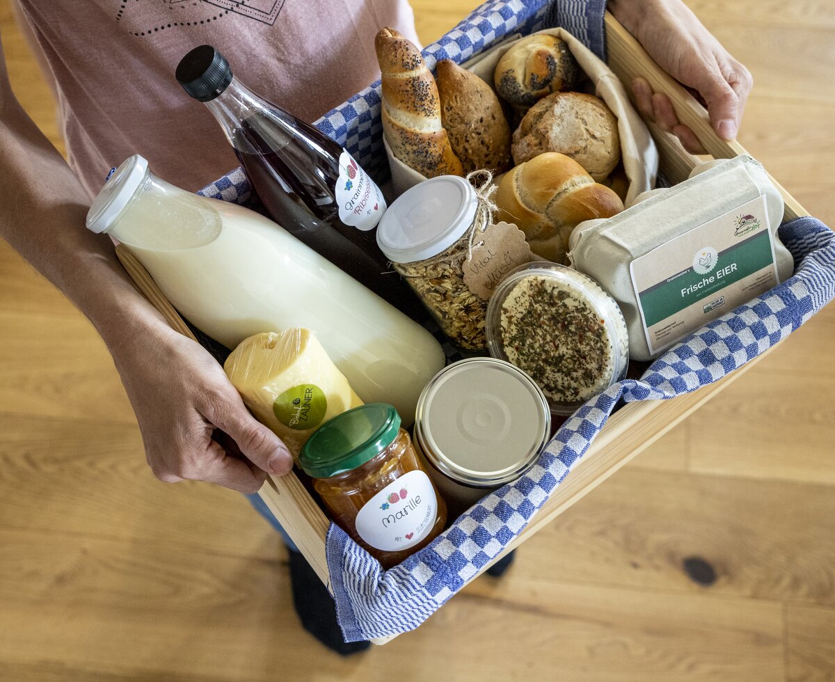 Ein Frühstückskorb mit frischem Gebäck, selbstgemachten und regionalen Produkten | © Urlaub am Bauernhof Oberösterreich / Puremotions Photography