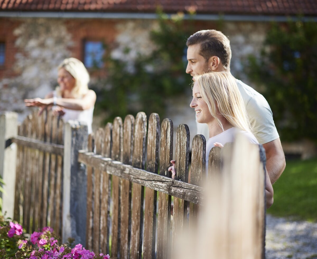 Bäuerin erzählt über den Bauerngarten | © Urlaub am Bauernhof Oberösterreich / Alexander Kaiser