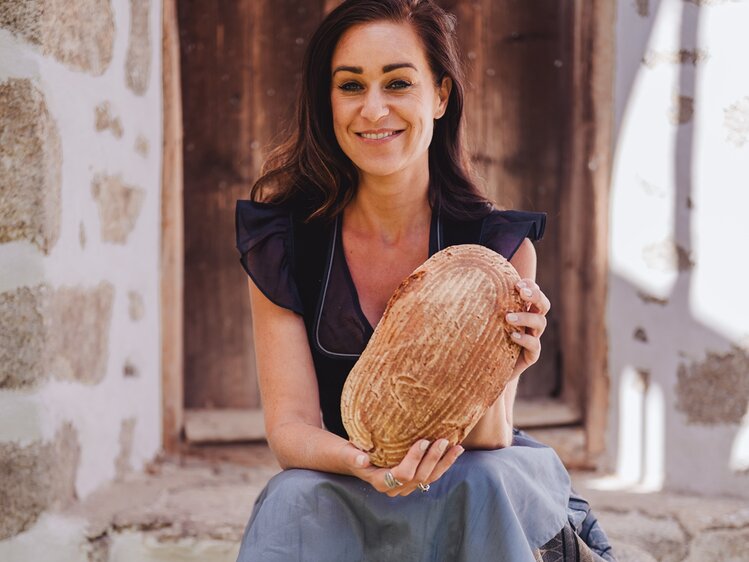 cookingCatrin mit Bauernbrot von der Lexmühle | © Footprints Fotografie // cookingCatrin
